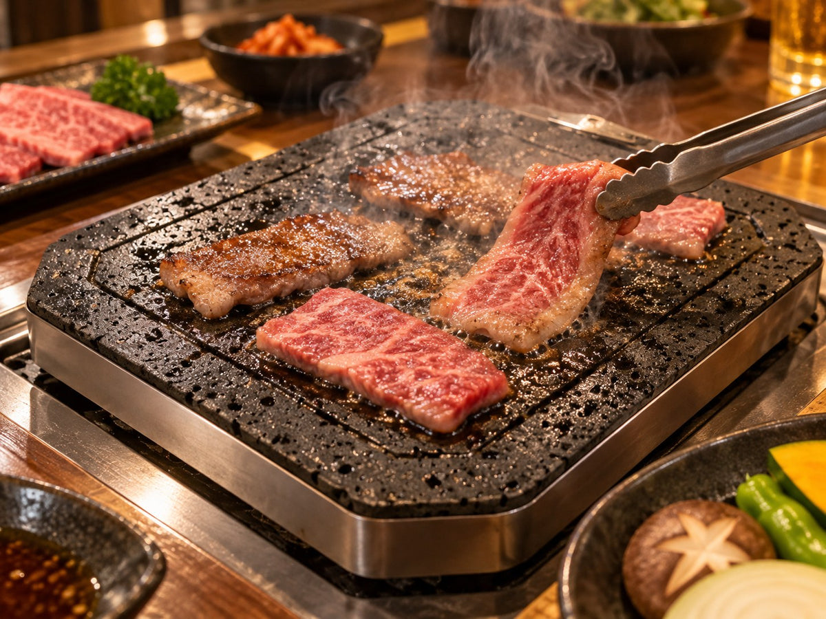 溶岩プレートで焼く焼肉店のカウンター